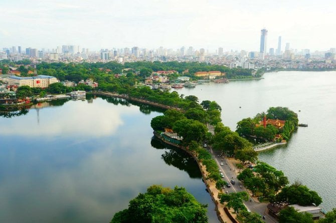 A boulevard nicknamed "the water bridge" that separates Hanoi's West Lake and Truc Bach Lake. In the evenings and weekends, the sidewalks are flooded with vendors selling food, balloons and even small animals. 