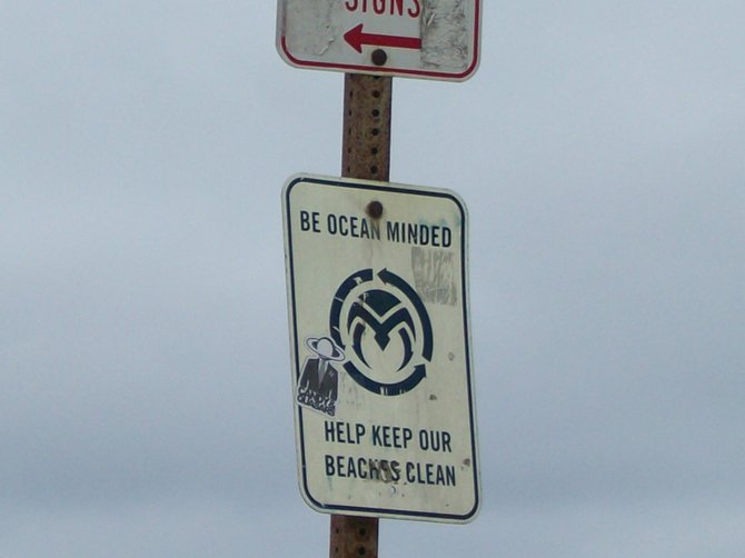 Sign posted at North Ocean Beach reminding of the need to keep our beaches clean.