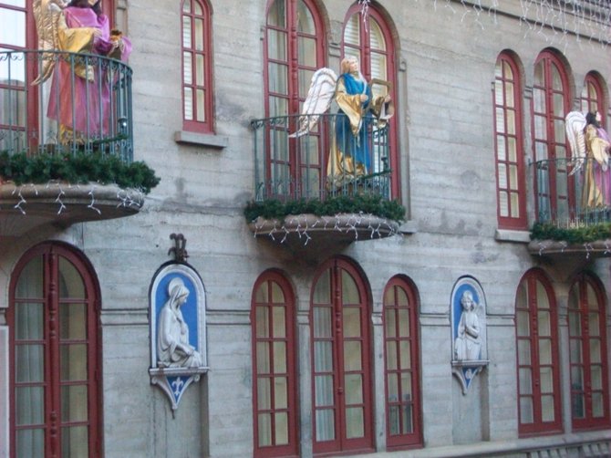 Angels on the balconies of the historic hotel greet visitors.