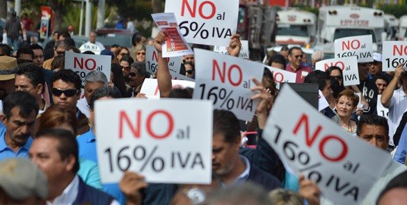 Residents of Ensenada protest increase in sales tax. (El Mexicano photo)