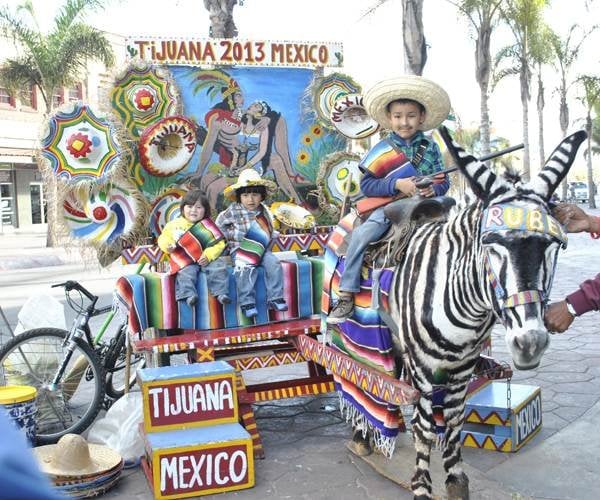 Will Tijuana's 'zonkeys' be replaced by fiberglass statues? (El Mexicano photo)