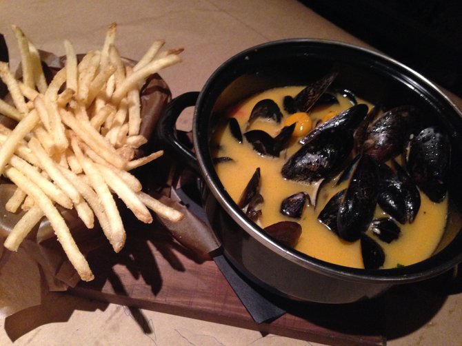Tomato garlic mussels with fries