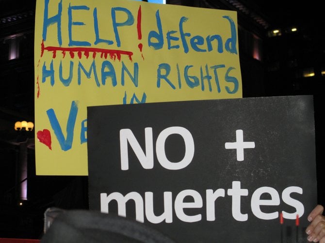 "Help! defend human rights in Venezuela", "No mas muertes" (No more deaths)