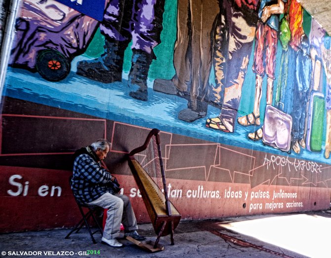 Neighborhood Photos
TIJUANA,BAJA CALIFORNIA
Harp player and mural near the International Border in Tijuana / Musico de harpa y mural cerca de la Linea Internacional en Tijuana.