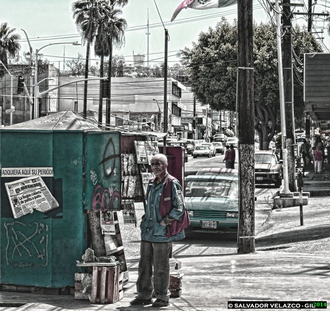 Neighborhood Photos
TIJUANA,BAJA CALIFORNIA
Newspaper seller in Old Downtown / Voceador en el Centro Viejo