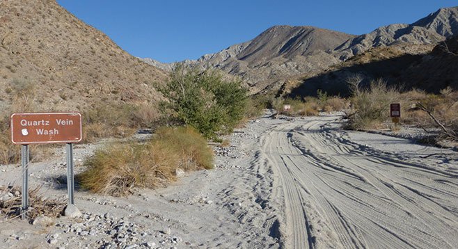 Entrance to Quartz Vein Wash, just east of Narrows Earth Trail.