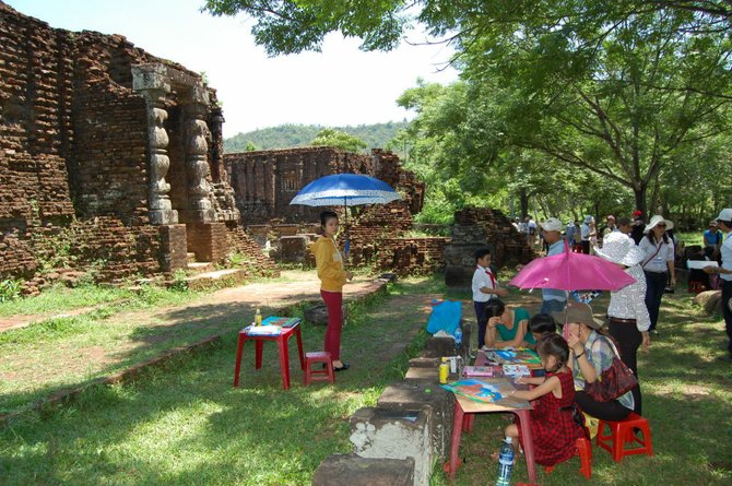 Vietnamese students take part in a national arts competition, painting the ruins at Mỹ Sơn. 