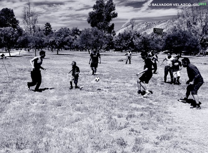 Neighborhood Photos
TIJUANA,BAJA CALIFORNIA
Kids and adults playing soccer in Parque Morelos in Tijuana / Niños y adultos jugando futbol en Parque Morelos en Tijuana