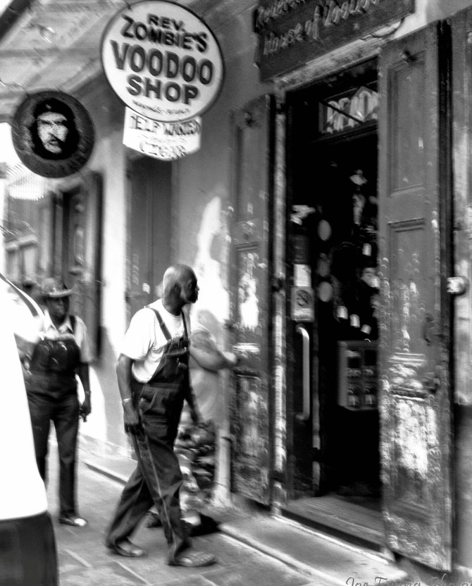 VOODOO SHOPPING IN THE FRENCH QUARTER - NEW ORLEANS