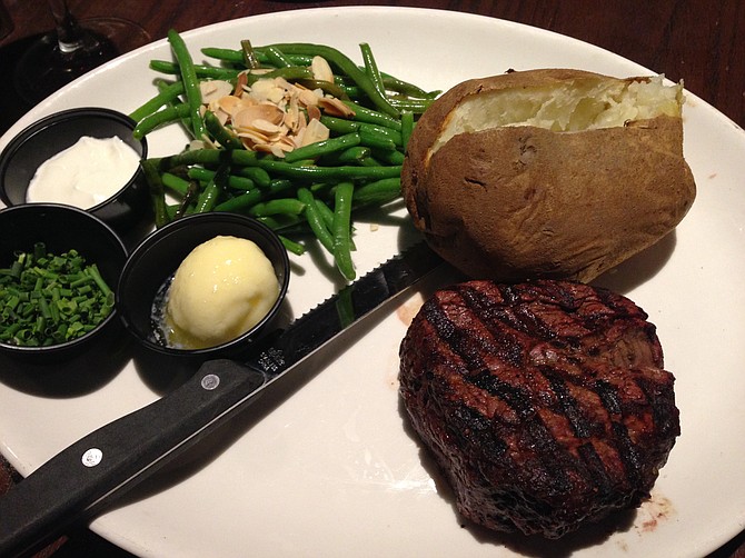 8 oz filet mignon with green beans and potato, a simple classic