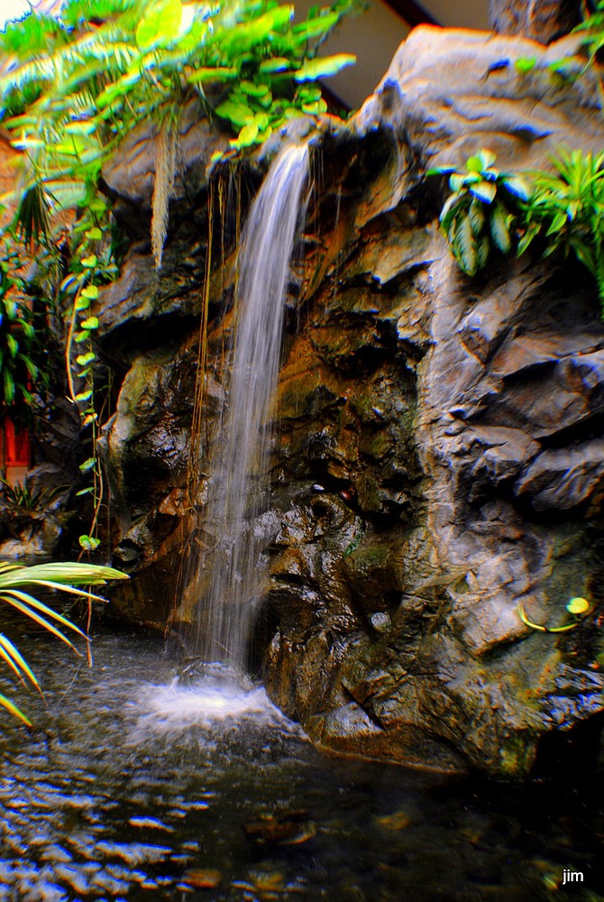 Waterfall in the Catamaran hotel lobby.