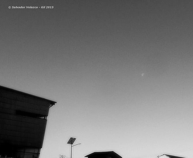 Neighborhood Photos /Pictures of a Town
Tijuana,Baja California
Midmorning moon over Tijuana / Luna de media mañana sobre Tijuana