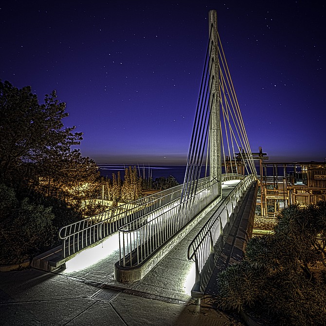 🔸Pedestrian bridge at Scripps Institution of Oceanography & La Jolla in the background
🔹5 shot HDR, photo realistic