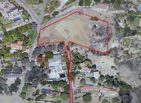 Evidence photo showing boundaries of Vilkin's property