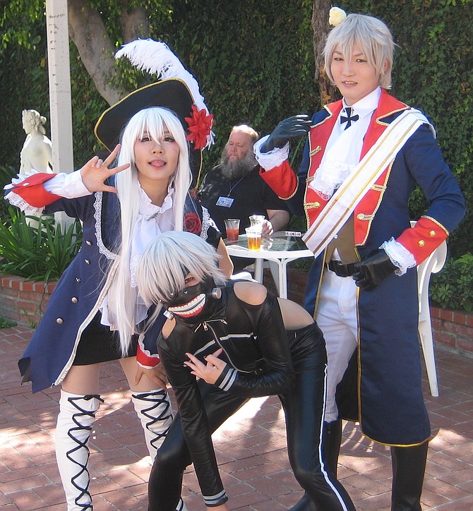 Ken Kaneki from Tokyo Ghoul is in the middle.