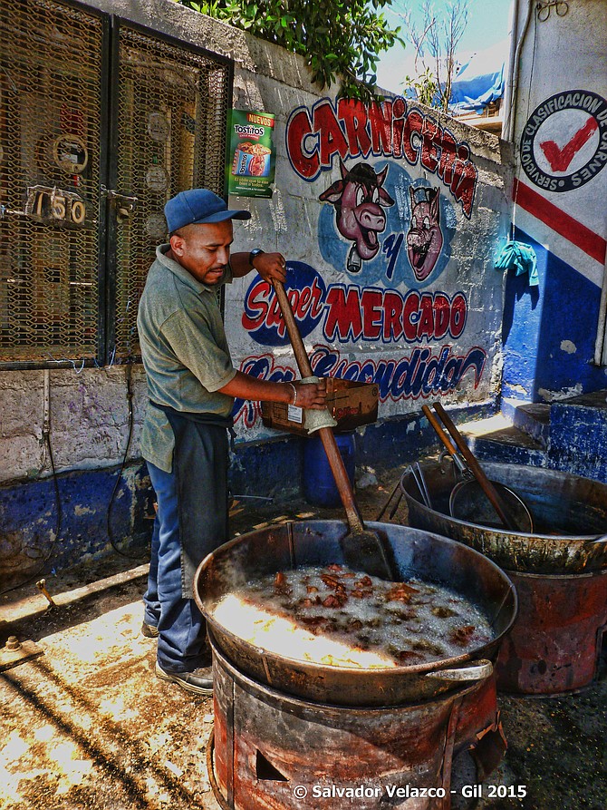 Neighborhood Photos / Pictures of a Town
Tijuana,Baja California
Ramon cooking deep fried pork in Colonia Buenavista in Tijuana / Ramon cocinando carnitas en Colonia Buenavista en Tijuana