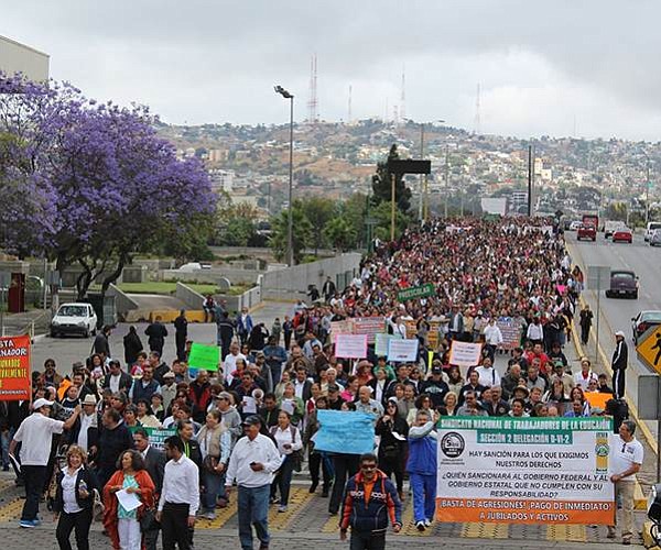 Striking teachers take to the streets in Baja. (Photo: El Sol de Tijuana)