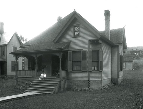 Knoxville middle class house. Picture taken in June of 1915.