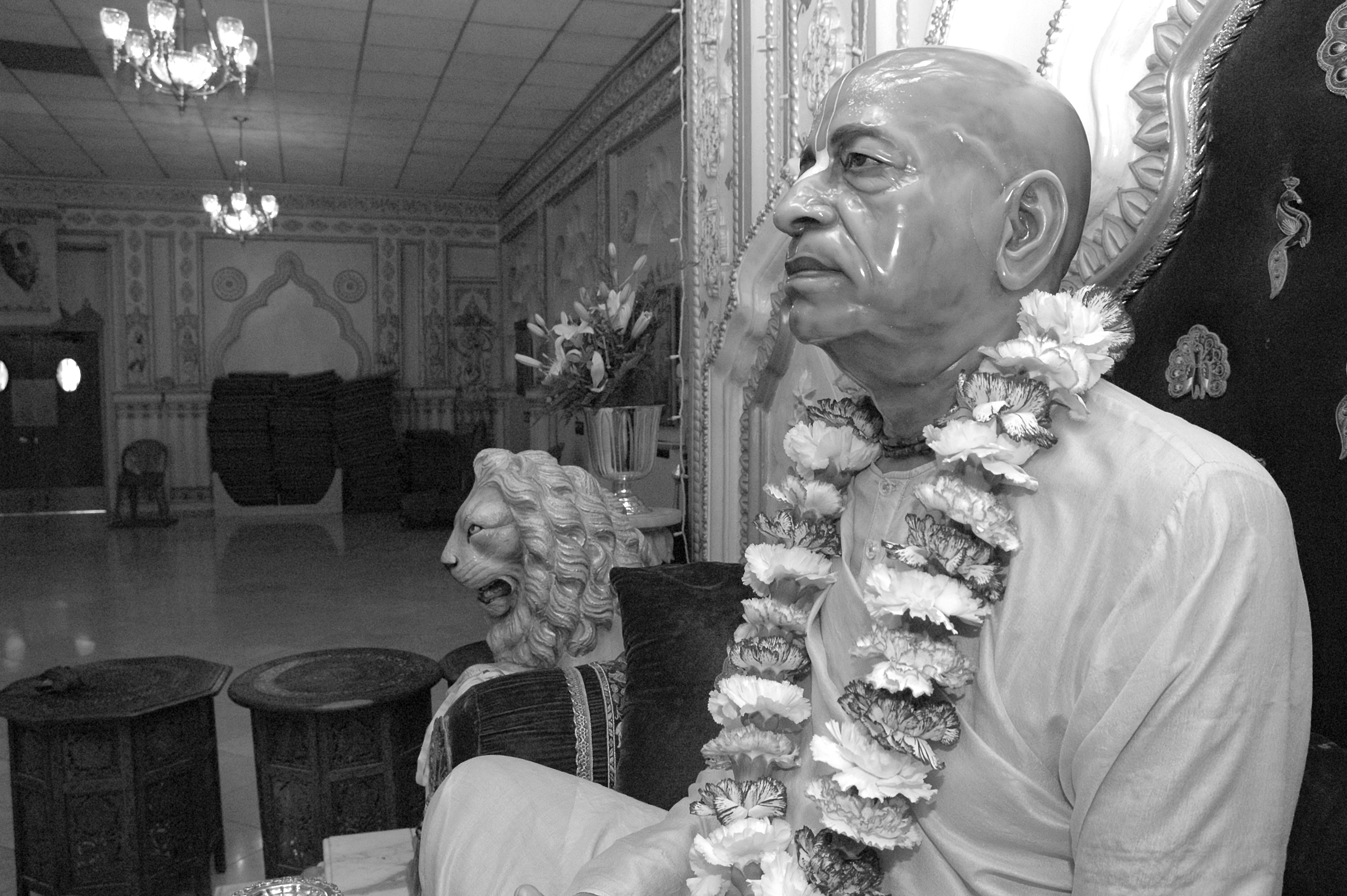 Srila Prabhupada Chanting Japa - 108 times with soothing music 