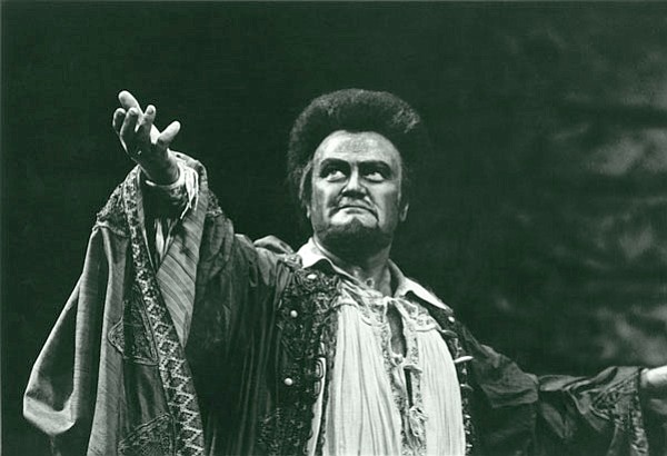 Jon Vickers as Otello.