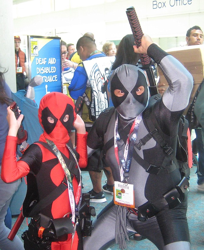 2 Deadpool cosplayers