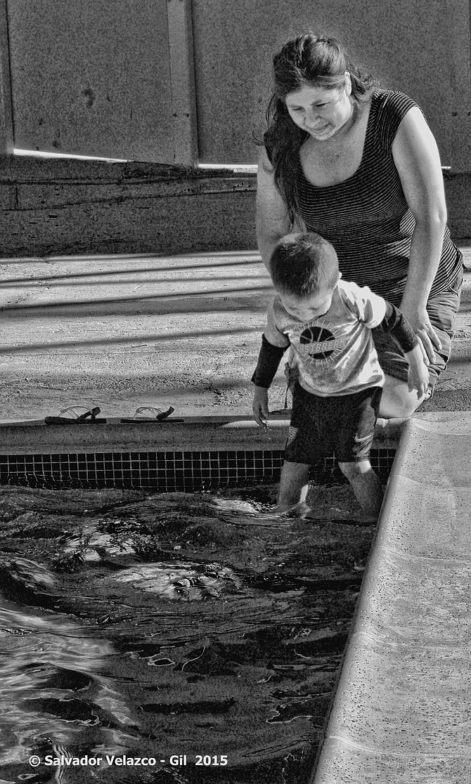 Travel Photos
MEXICO
Tijuana,Baja California,Mexico.
Mom teaching young son to swim / Mama enseñando a su hijo a nadar.