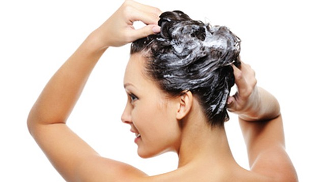 A hair mask keeps the hair healthy during the hot months