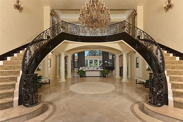 A breathtaking foyer