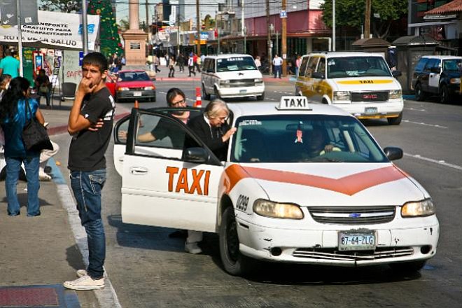 Taxi Libre picks up passengers in downtown Tijuana. (Photo: La Jornada de Baja California)