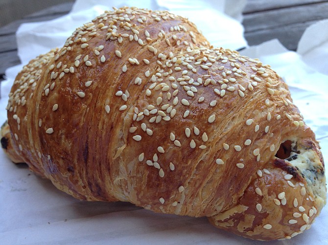 Crispy, flaky, and coated with sesame seeds: the goat cheese with scallions and basil croissant