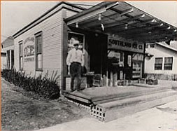 1927 Texas - America's first convenience store, what was to become 7-Eleven.