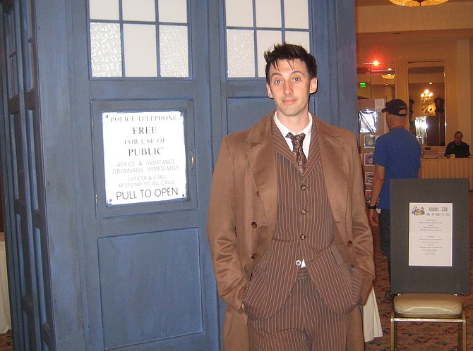 10nant Cosplay as Doctor Who in front of the Tardis