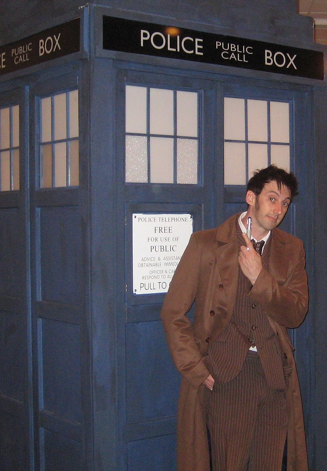 10nant Cosplay as Doctor Who in front of the Tardis