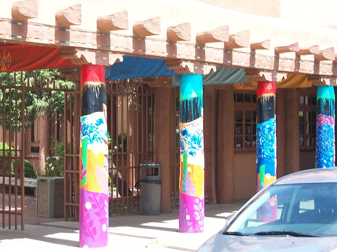Colorful Santa Fe, New Mexico plaza.