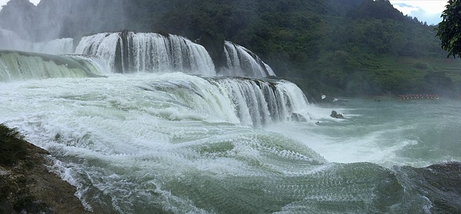 Ban Gioc waterfalls, Cao Bang, Vietnam. Source: http://vietnammotorbikerental.com