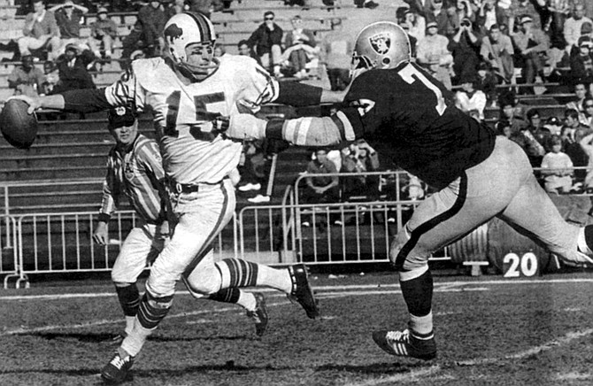 Kemp (15) in Raiders-Bills game, December 24, 1967. Graham’s wife Kathy worked the crowd at the 1983 wedding of Kemp’s quarterback son Jeff, soliciting Texas investors to put money into what turned out to be Graham’s last big con.