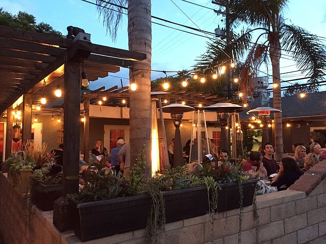 Outdoor dining at Le Papagayo, with live music nightly. But you’d better think about making reservations.