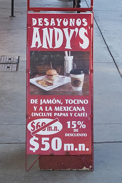 The possessive apostrophe in “Andy’s” does not exist in proper Spanish.