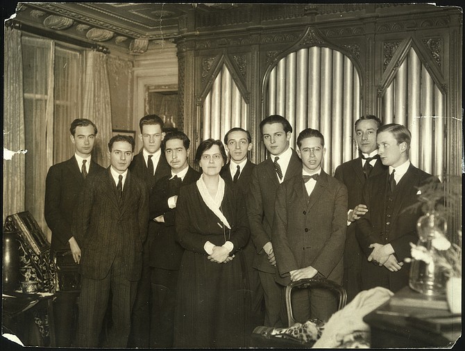 Copland with Boulanger's class of 1923. Copland is behind Boulanger's left shoulder.