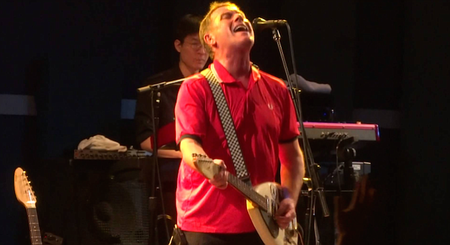 Dave Wakeling acted like an old-time vaudevillian as he led his animated band through his hits from the ’80s.