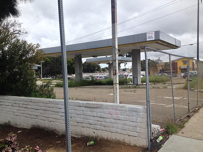 Rented fencing blocked the low-walled side entrance better than the new permanent fencing (May 2016)