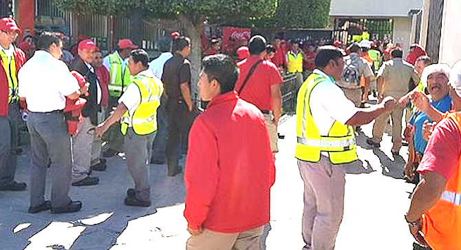 Workers and firefighters. The leak originated in a fissure of a gas tube at the Coca-Cola plant. - Image by El Sol de Tijuana