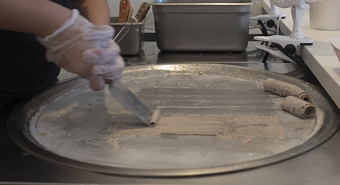 Making ice cream rolls with a spatula and cold plate