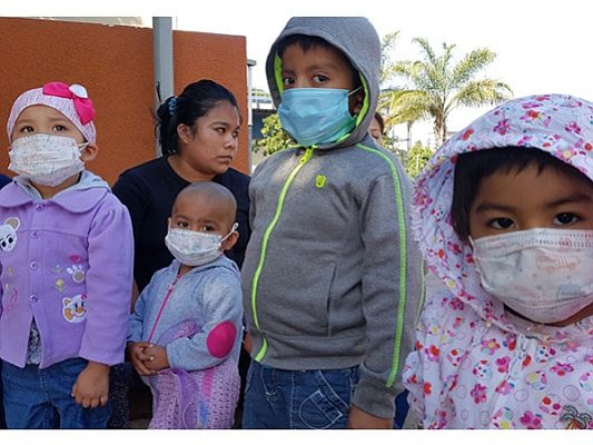 Some of the affected children outside the hospital (Photo: El Sol de Tijuana)