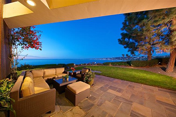  Potential buyers can “entertain in style in your spacious oceanfront yard with large grassy area.” 