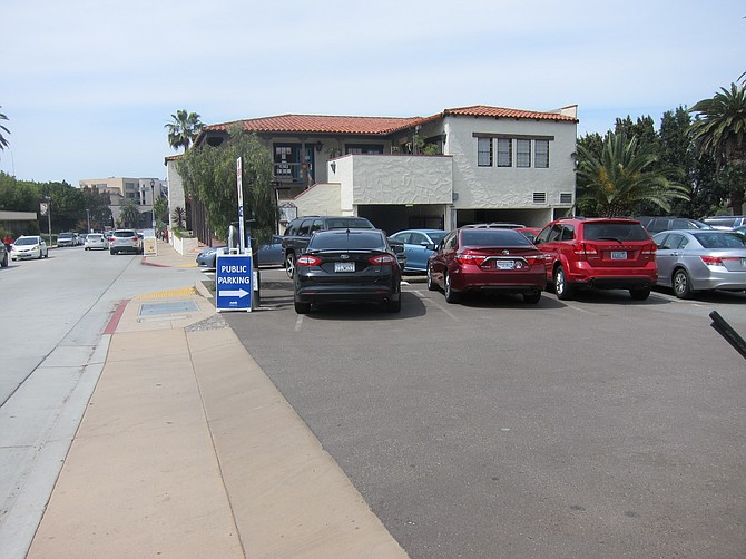 When I took my niece to golf last Saturday, I got caught in a parking lot traffic jam that ended with my parking elsewhere. There were only two other golfers on the course. 