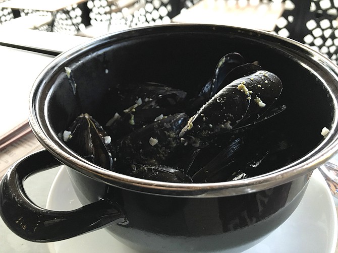 Mussels in a black pot, served sans fries or bread