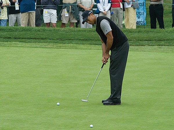 Tiger Woods putting at Torrey Pines Golf Course in 2008