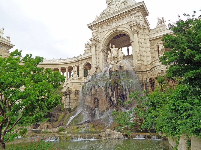 Palais du Longchamps fountain.