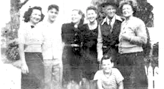 Rose, Bill, Agnes Miller Wade, Betty, Uncle Arthur, Agnes Mondon, and Charlie (kneeling), c. 1943